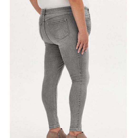 NWT Torrid Women's MidFit Super Skinny Soft High Rise Jean Ascension Size 30R - Picture 2 of 9